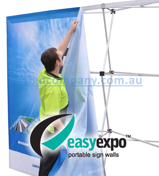 Man putting up a portable sign wall display system Easy Expo